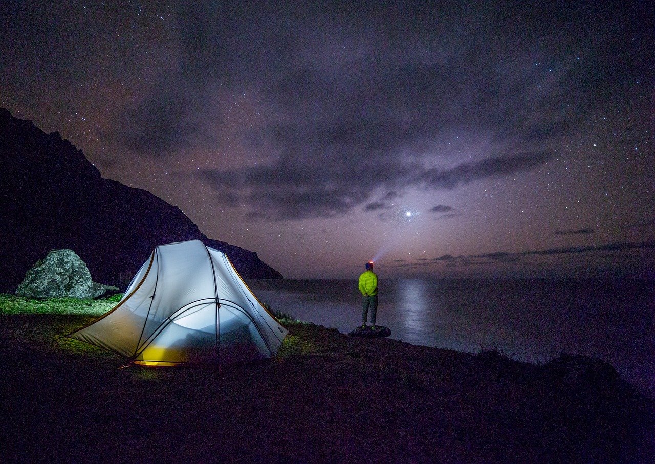 excursionista observando el cielo estrellado