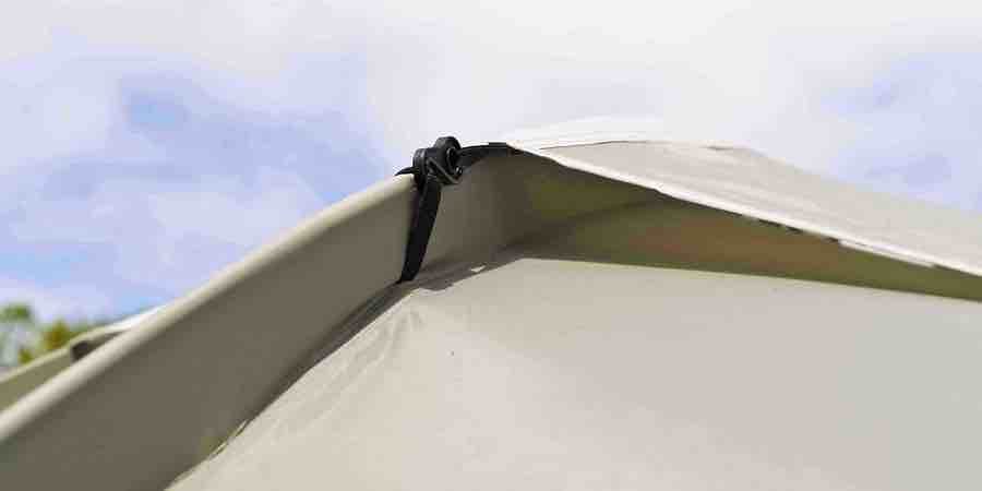 Estructura con postes de vidrio flexibles que resisten mejor los vientos, detalle de la teja de protección contra la lluvia