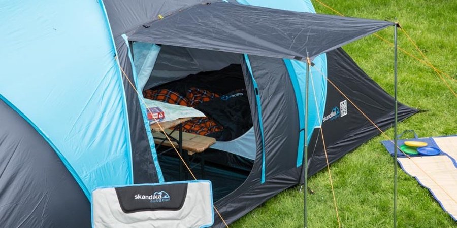 Entrada lateral con toldo de la Skandika Hammerfest